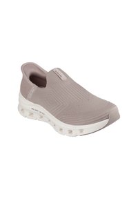 Baskets à enfiler en gris clair, avec une tige en tricot texturé et une semelle extérieure blanche rembourrée avec des découpes. Étiquetées "GLIDE-STEP."