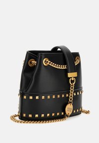 Musta nahkainen ämpärilaukku, jossa on kultasävyinen varustus, niittikoristeita ja ketjuhihna. Varustettu nyörisuljennalla ja logokoristeella.