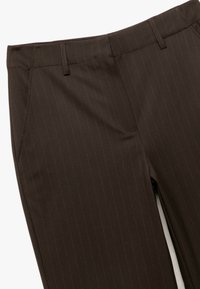 Bruine broek met streepjespatroon, met een vlakke voorkant, rechte pijpen en zijzakken. Heeft fijne stiksels en riemlussen. Gemaakt van een gladde stof.