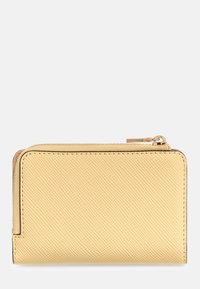 Portefeuille jaune texturé avec fermeture éclair, forme rectangulaire, bords lisses et coutures contrastées. Design simple avec quincaillerie fonctionnelle.