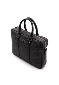 Zwarte synthetische aktetas met reliëfpatronen in reis-thema, dubbele handvaten, ritsluiting en hardwareaccenten in zilverkleur.