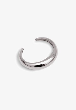 Bransoletka w formie mankietu z polerowanego metalu srebrnego, charakteryzująca się gładkim, zaokrąglonym kształtem oraz otwartymi końcami umożliwiającymi regulację rozmiaru i eleganckim wyglądem.