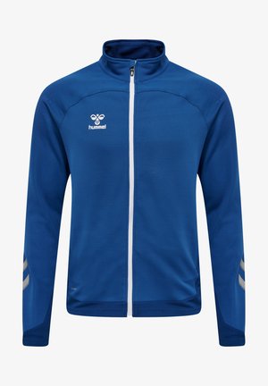 Chaqueta azul con cremallera y cuello alto, con tejido texturizado, cremallera central blanca y rayas grises de acento en las mangas. Presenta un logotipo en el pecho.