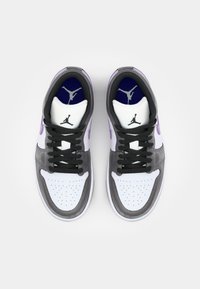 Jordan AIR JORDAN 1 SE - Sportbačiai - white/grape ice/black