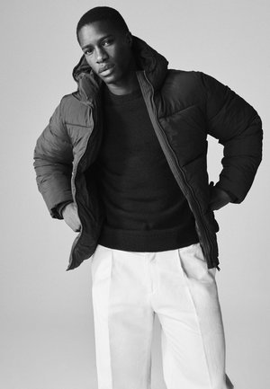 THE SET REGULAR FIT-PADDED - Talvejope - black