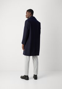 Isaac Dewhirst OVERSIZED COAT - Palton clasic - navy