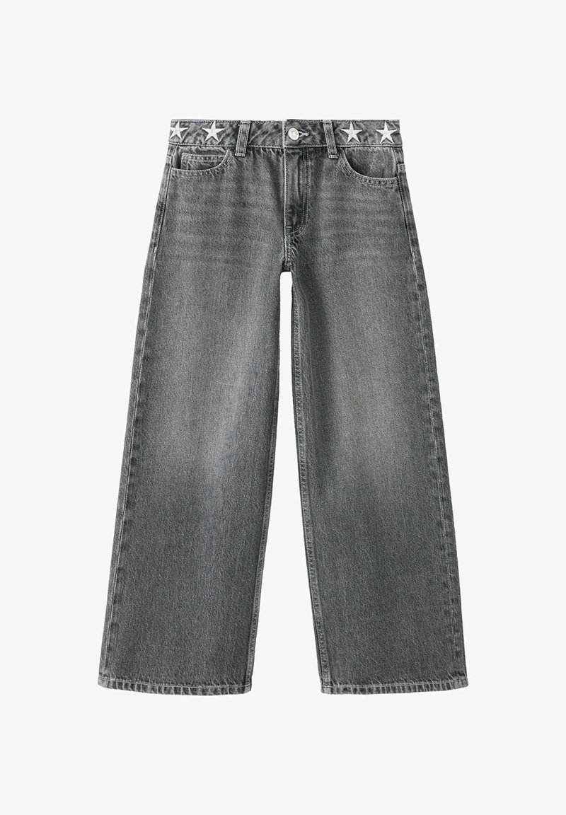 Jean gris à jambes larges avec poches avant, fermeture par boutons, passants pour ceinture et motifs d'étoiles blanches sur la ceinture.