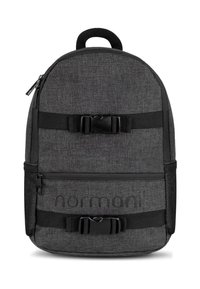 Schwarzer und grauer Stoffrucksack mit verstellbaren Trägern, einer Frontschnalle und Netz-Seitentaschen für zusätzlichen Stauraum.