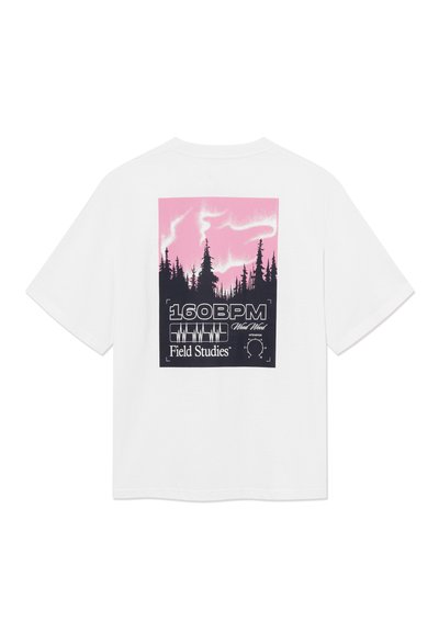 Άσπρο T-shirt με μαύρα και ροζ γραφικά που δείχνουν πεύκα, κείμενο "160 BPM," "Field Studies," και σχέδιο ηχητικού κύματος στην πλάτη.