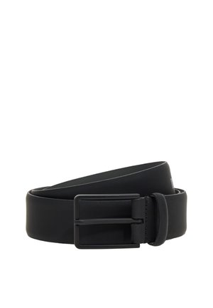 Cinturón de cuero negro con textura suave, hebilla de metal rectangular y ajuste regulable. El diseño es clásico y versátil.