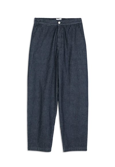 Pantaloni a vita alta blu scuro con righe verticali bianche, chiusura con bottone e zip, e due tasche frontali, distesi su sfondo bianco.