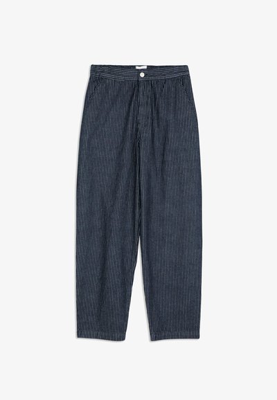 Tmavě modré kalhoty s vysokým pasem a bílými vertikálními pruhy, zapínání na knoflík a zip, a dvě přední kapsy, položeny na bílém pozadí.