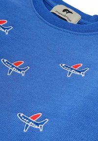 Felpa blu con numerosi motivi di aerei ricamati in bianco e rosso, realizzata in tessuto morbido e con scollatura a girocollo.