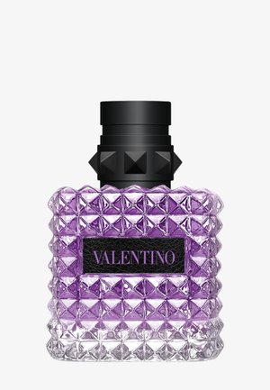 Flacon de parfum en verre clair carré avec des clous pyramidaux texturés, liquide violet à l'intérieur, bouchon noir clouté et étiquette Valentino à l'avant.