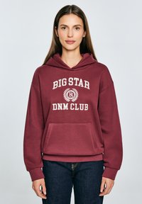 Sudadera burdeos con un gran gráfico en blanco que dice "BIG STAR DNM CLUB". Cuenta con un bolsillo tipo canguro, capucha con cordón y puños acanalados.