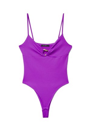 Maillot de bain une pièce violet avec fines bretelles et un petit fermoir doré au centre de la poitrine.