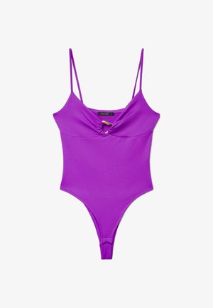 Lila Einteiler-Badeanzug mit dünnen Schulterträgern und einem kleinen goldenen Verschlussdetail in der Mitte der Brust.