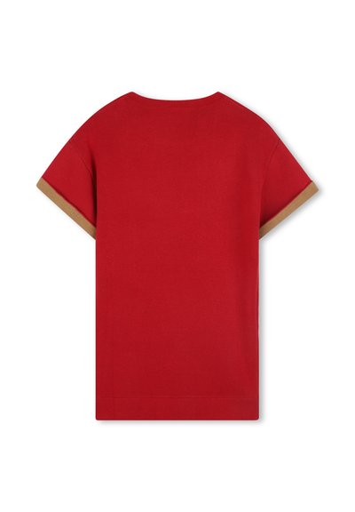 Rode t-shirt met korte mouwen, voorzien van een bruine accentrand op de mouwen. Gemaakt van zachte stof met een ronde halslijn en een eenvoudig ontwerp.