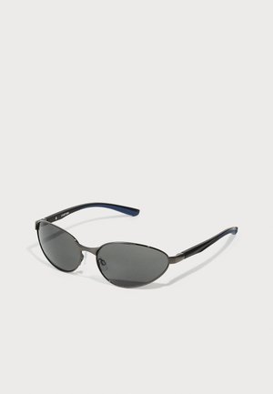 Solbriller med ovale svarte linser, metallramme og svarte og blå teksturerte armer. Har en sidelogo som accent på rammen.