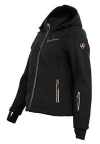 Giacca softshell nera con cappuccio, con accenti dorati, tasche con zip e logo sulla spalla sinistra. Texture liscia, design snello.