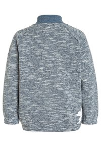 Pullover a maglia in tonalità grigio e blu mescolate, con un collo alto, polsini a costine e un logo a nuvola bianca sulla parte bassa della schiena.