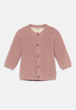 Cardigan lavorato a maglia di un rosa chiaro con maniche lunghe, dotato di scollatura rotonda e cinque bottoni marroni sul davanti. Dettaglio del tessuto testurizzato.