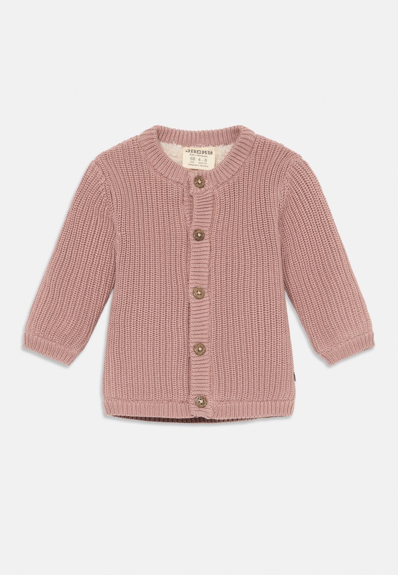 Svetlo roza pleteni kardigan z dolgimi rokavi, s krožnim ovratnikom in petimi rjavimi gumbi spredaj. Podrobnost teksturirane tkanine.