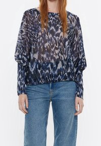 Langarmshirt met een blauw en paars abstract patroon, gemaakt van reflecterend materiaal; ontspannen pasvorm met een gathered zoom.