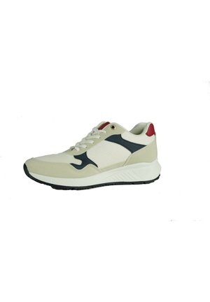 Baskets blanches et bleu marine avec des détails en mesh, des accents en daim, une languette rouge au talon et une semelle texturée. Lacets et col rembourré pour le confort.