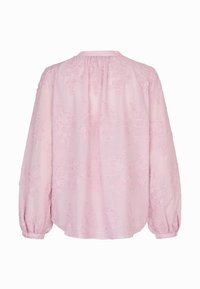 Světle růžová halenka s dlouhým rukávem, jemnou květinovou výšivkou, nařaseným výstřihem a elastickými manžetami, zobrazena zezadu na bílém pozadí.