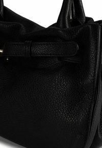 Zwarte leren handtas met een gestructureerd oppervlak. Heeft een gevouwen ontwerp en een stevige, verstelbare riem bevestigd met gouden beslag.