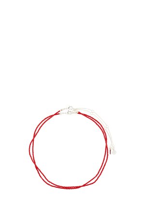 Dubbele ketting met kleine rode kralen en zilveren karabijnsluitingen, met een verstelbare zilveren ketting en een kleine ronde hanger.