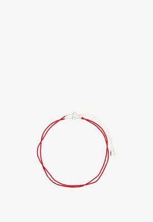 Dubbele ketting met kleine rode kralen en zilveren karabijnsluitingen, met een verstelbare zilveren ketting en een kleine ronde hanger.