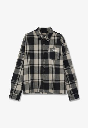 Melns un krēmkrāsas šķērssvītrains flaneles krekls ar garām piedurknēm, pogu aizdari, vienu krūšu kabatu un izsmalcinātu logotipa izšūjumu uz kabatas.