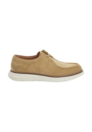 Zapato casual beige de ante con cordones, suela de goma blanca y costura moc toe, vista de perfil lateral sobre fondo blanco.