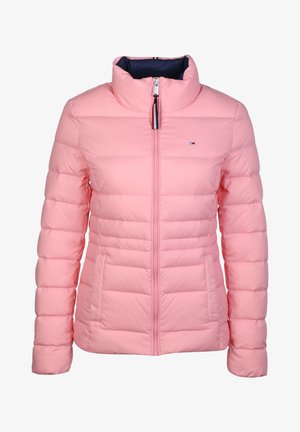 Veste matelassée rose avec col montant, fermeture éclair devant et doublure bleu marine. Elle présente un design matelassé horizontal et un logo de la marque sur la poitrine.
