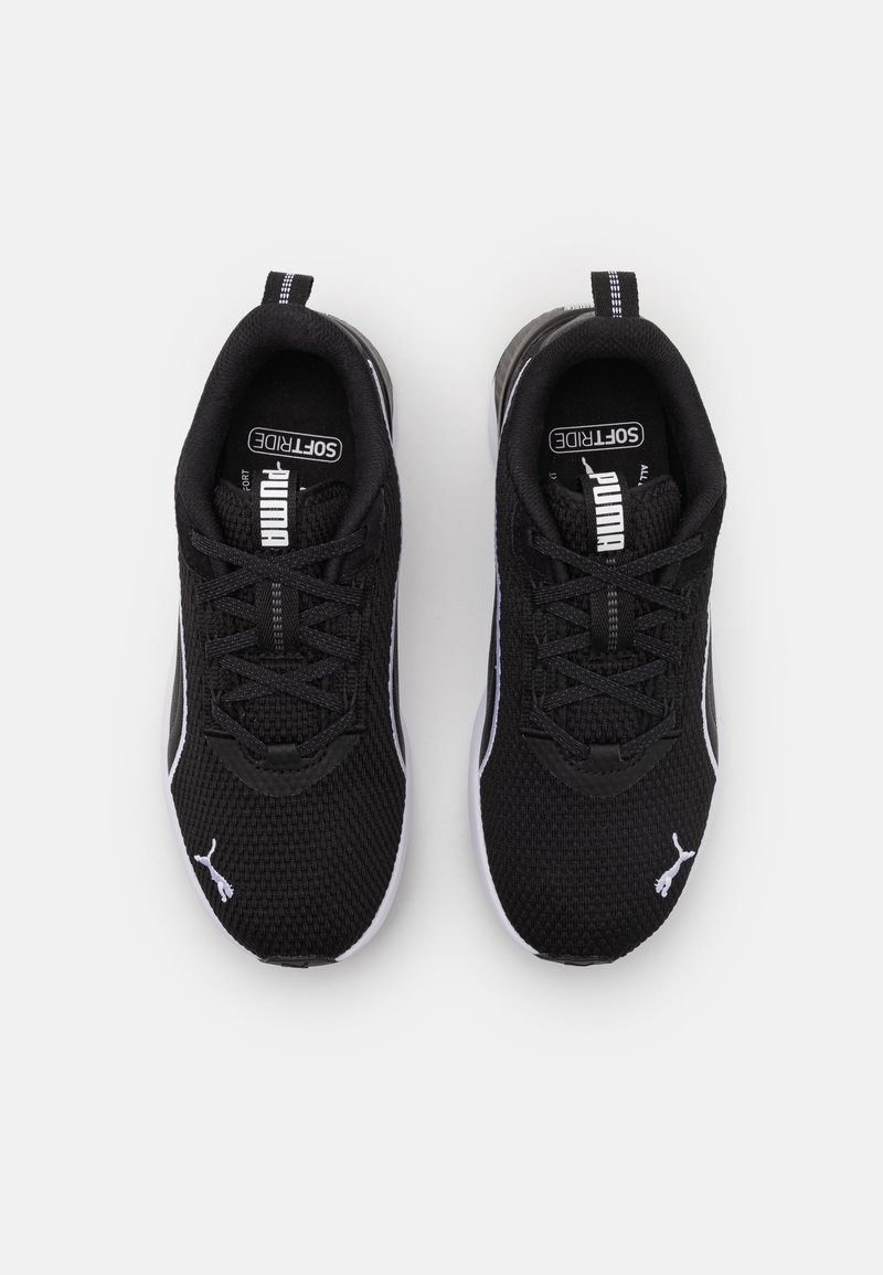 Zapatillas deportivas negras con parte superior de malla, acentos blancos y cordones. Presentan un cuello acolchado y una plantilla de marca, diseñadas para comodidad y soporte.