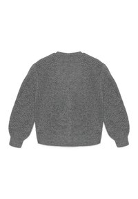 Grauer gestrickter Pullover mit einem strukturierten Rautenmuster, runder Halslinie und Ballonärmeln. Der Stoff wirkt weich und gemütlich.