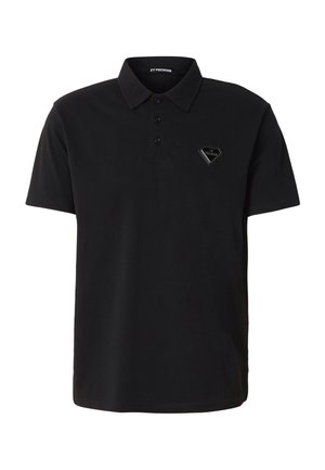 Polo nera a maniche corte con tre bottoni e una piccola toppa logo nera a forma di diamante sul petto sinistro.