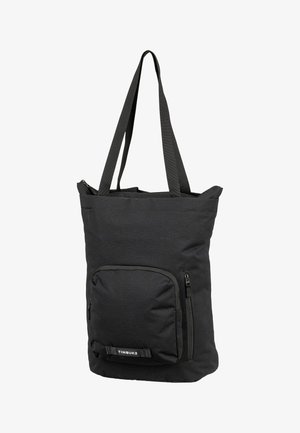 Bolsa tote de tela negra con asas dobles, que presenta un bolsillo frontal con cremallera y un diseño texturizado sutil. Cierre superior ajustable.