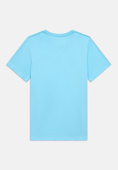 Svetlomodré bavlnené tričko s krátkymi rukávmi, okrúhlym výstrihom a hladkou textúrou. Zadná strana je jednoduchá, bez viditeľných štítkov alebo vzorov.