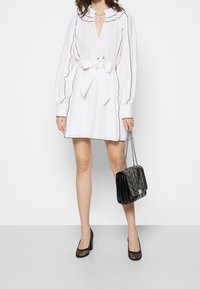 Claudie Pierlot Vapaa-ajan mekko - off-white