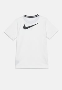 Λευκό κοντομάνικο T-shirt με μαύρο λογότυπο Nike swoosh στο άνω πίσω μέρος και μαύρη ριγέ ριμπ κολάρα.