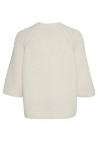 Maglione bianco lavorato a maglia con una texture morbida, caratterizzato da una forma boxy, maniche raglan corte e un colletto a girocollo. Semplice e senza decorazioni.