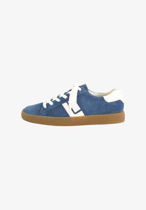 Sneaker blu in suede con accenti bianchi, design flat con lacci, pannelli laterali texturizzati, suola in gomma e dettagli di branding minimalisti.