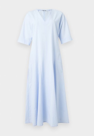 Ανοιχτό μπλε midi φόρεμα με κοντά μανίκια, V-λαιμόκοψη και ελαφρώς φαρδύ, ροϊκό φόρεμα σε λευκό φόντο.