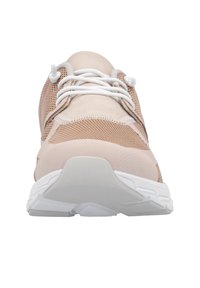Chaussures de sport beige clair avec une tige en maille, des accents en daim lisse, des lacets blancs et une semelle en caoutchouc texturé blanche.