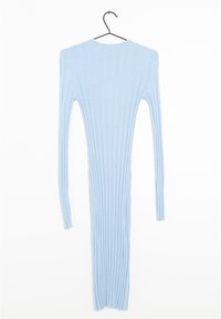 Robe en tricot côtelé bleu clair à manches longues accrochée à un cintre noir sur un fond blanc.