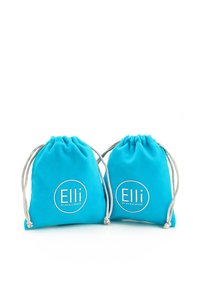 Dve turkizne vrečke na vrvico, narejene iz mehkega blaga, s belim krožnim logotipom z napisom "Elli by Julie & Grace" v središču.