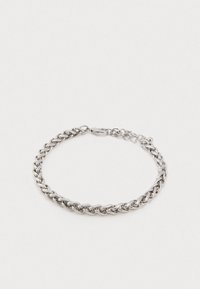 Pulseira de corrente torcida em prata com fecho de lagosta e elos ajustáveis sobre um fundo branco simples.